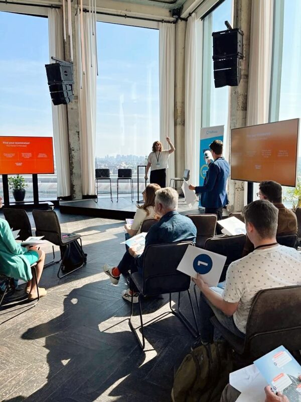 Janna De Cort faciliteert een sessie